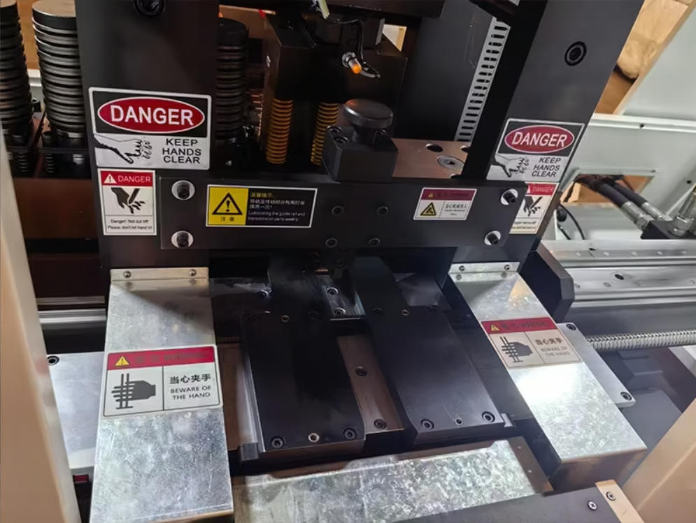 Dettaglio sistemi idraulici Rexroth e Hydromax per busbar machine